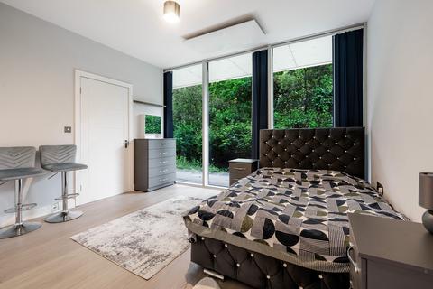 3 bedroom apartment to rent, 92-124 Colonial Drive, London W4