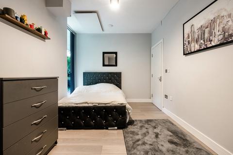 3 bedroom apartment to rent, 92-124 Colonial Drive, London W4