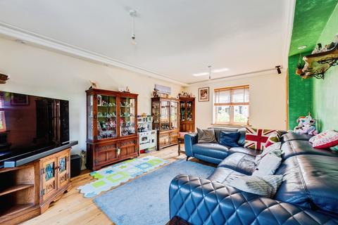 2 bedroom end of terrace house for sale, Hawthorn Drive, Bradwell Village, Burford