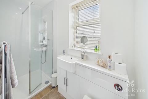 2 bedroom semi-detached house for sale, Broomcroft Road, West Yorkshire WF5