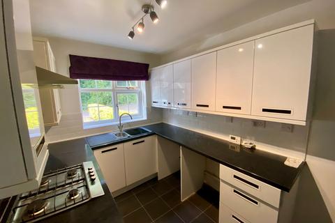 4 bedroom terraced house to rent, Grove Park Road, Woodside, LU1