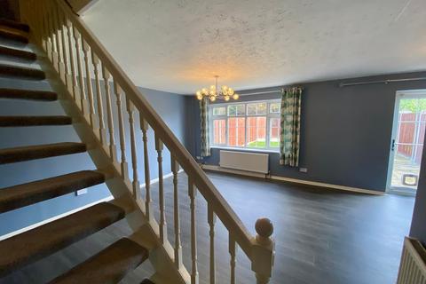 4 bedroom terraced house to rent, Grove Park Road, Woodside, LU1