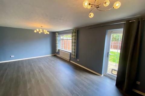 4 bedroom terraced house to rent, Grove Park Road, Woodside, LU1