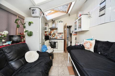 1 bedroom bungalow for sale, Wellington Street, Luton, Bedfordshire, LU1