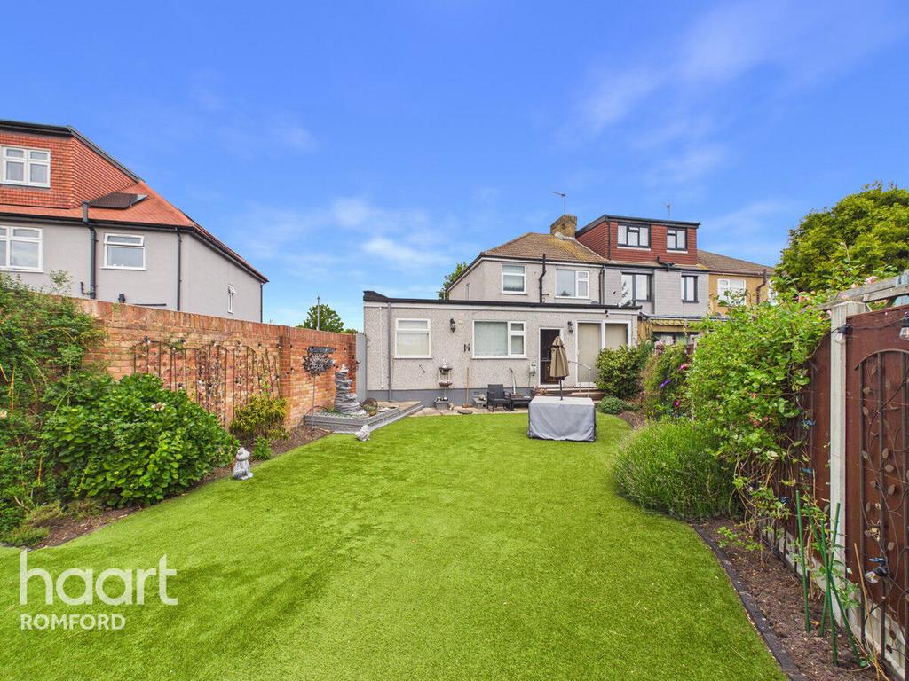 3 bedroom end of terrace house for sale in Romford