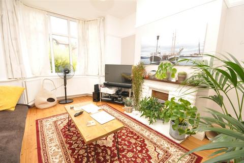 3 bedroom semi-detached house to rent, Acacia Road, Leamington Spa