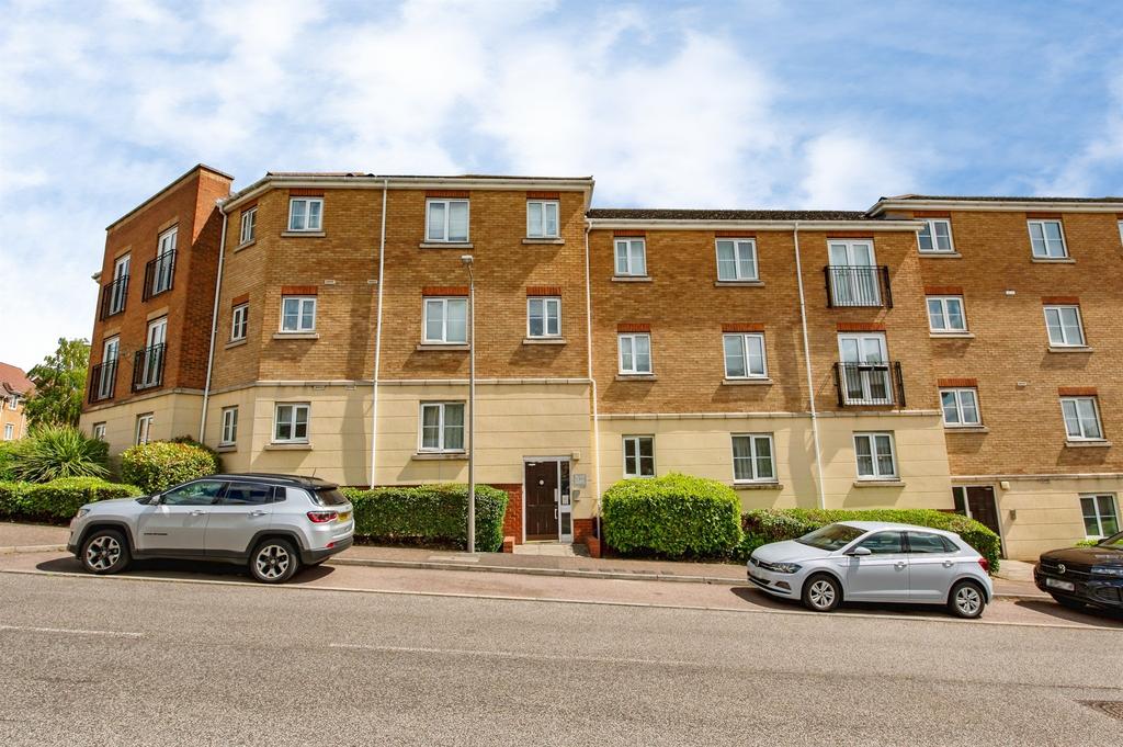 2 bedroom ground floor flat for sale in Purfleet-On-Thames