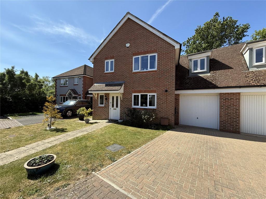 3 bedroom link detached house for sale in Camberley