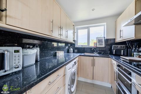 2 bedroom flat for sale, Maple Grove, Tadley RG26