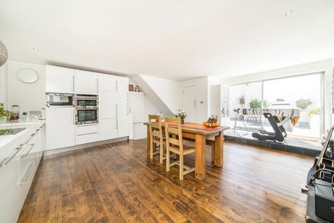 4 bedroom terraced house for sale, Medfield Street, London SW15