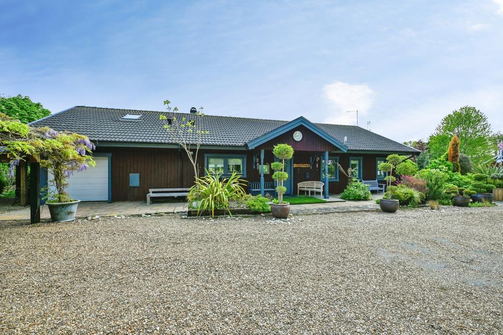 5 bedroom detached house for sale