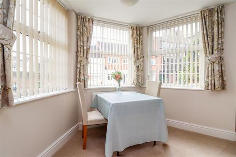 2 bedroom flat for sale, Potters Place, Horsham