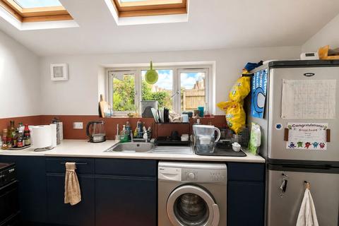 2 bedroom flat to rent, Winter Road, Hampshire PO4