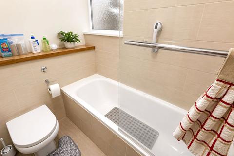 2 bedroom flat to rent, Winter Road, Hampshire PO4