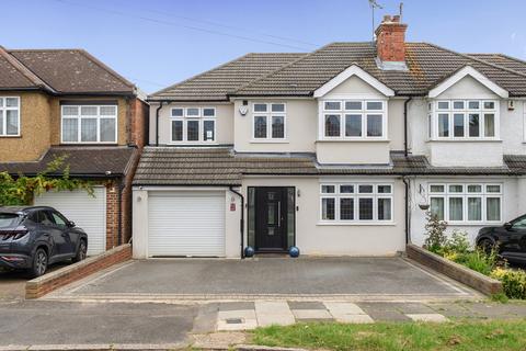 Lyndon Avenue, Pinner