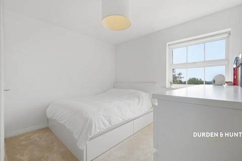 2 bedroom apartment for sale, Tomswood Hill, Hainault, IG6
