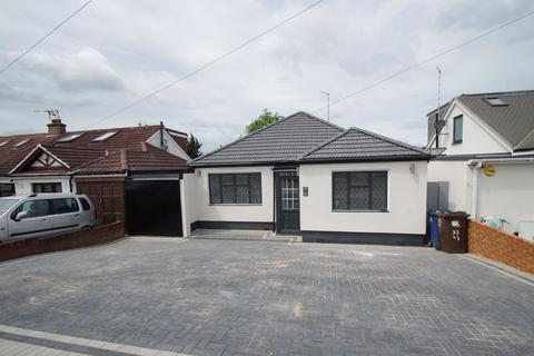 2 bedroom bungalow to rent, Lyndhurst Gardens, Pinner, HA5