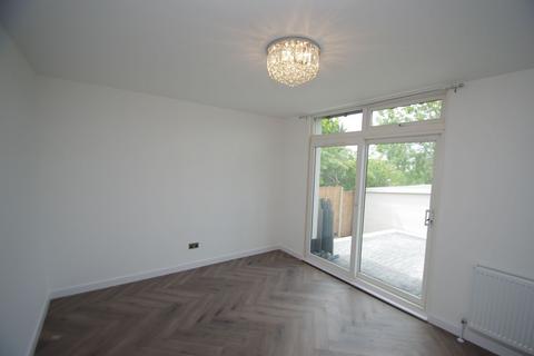 2 bedroom bungalow to rent, Lyndhurst Gardens, Pinner, HA5