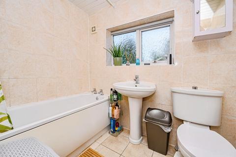 4 bedroom detached house for sale, Rosslyn Crescent, Luton