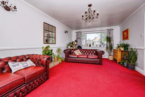 4 bedroom detached house for sale, Rosslyn Crescent, Luton