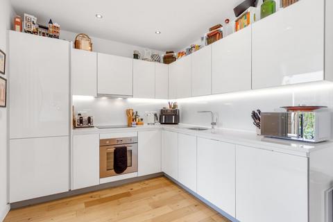 2 bedroom flat for sale, Murrain Road, London, N4