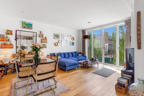 2 bedroom flat for sale, Murrain Road, London, N4