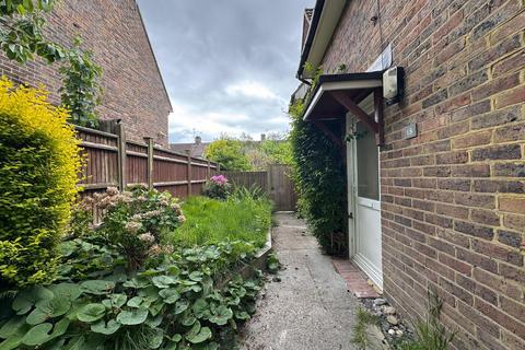 3 bedroom house to rent, Halsford Croft, East Grinstead
