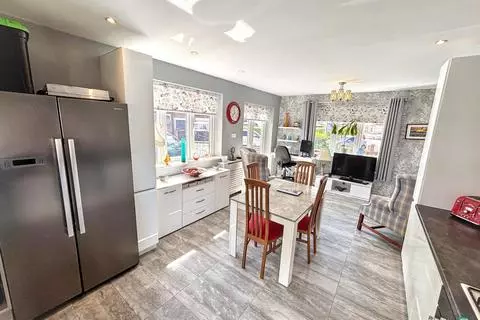 3 bedroom semi-detached house for sale - View 4