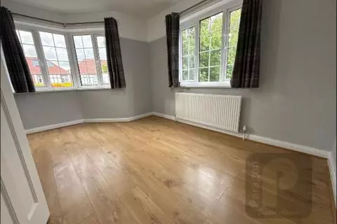 3 bedroom flat to rent - View 4