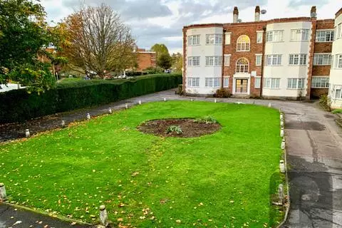 3 bedroom flat to rent - View 2