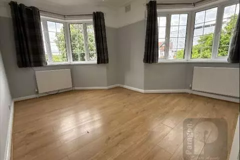 3 bedroom flat to rent - View 3