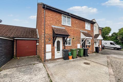 2 bedroom end of terrace house to rent, Roding Way, Wickford