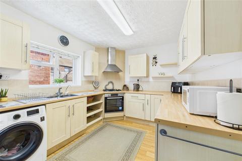 3 bedroom semi-detached house for sale, Carlton Road, Newark