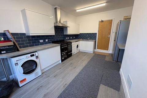 4 bedroom terraced house to rent, Hawthorne Avenue, Uplands, SA2