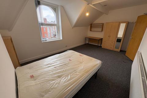 4 bedroom terraced house to rent, Hawthorne Avenue, Uplands, SA2