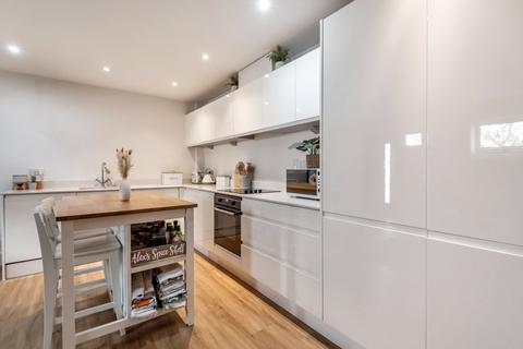 2 bedroom flat to rent, Orchard Place, Hampshire SO14