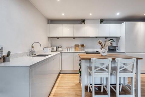 2 bedroom flat to rent, Orchard Place, Hampshire SO14