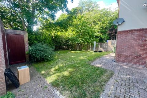 1 bedroom flat to rent, Sunningdale Gardens, Hampshire SO18