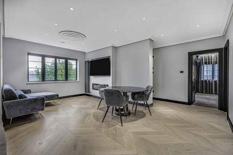 3 bedroom flat to rent, Roehampton Close, London SW15
