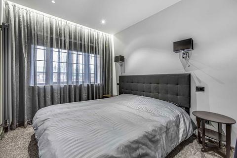 3 bedroom flat to rent, Roehampton Close, London SW15