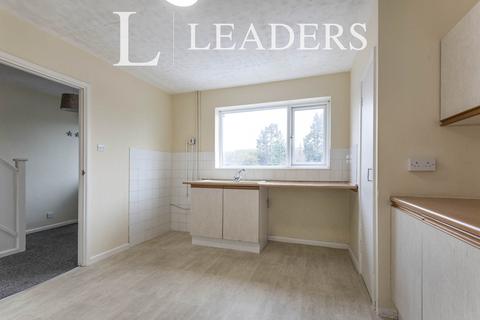 3 bedroom flat to rent, High Street, Stotfold, Hitchin, SG5