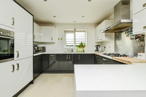 3 bedroom end of terrace house for sale, Hawksbill Way, PETERBOROUGH