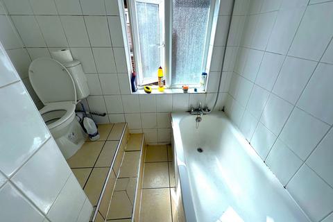 2 bedroom end of terrace house to rent, Botwell Crescent, Hayes, UB3 2BD