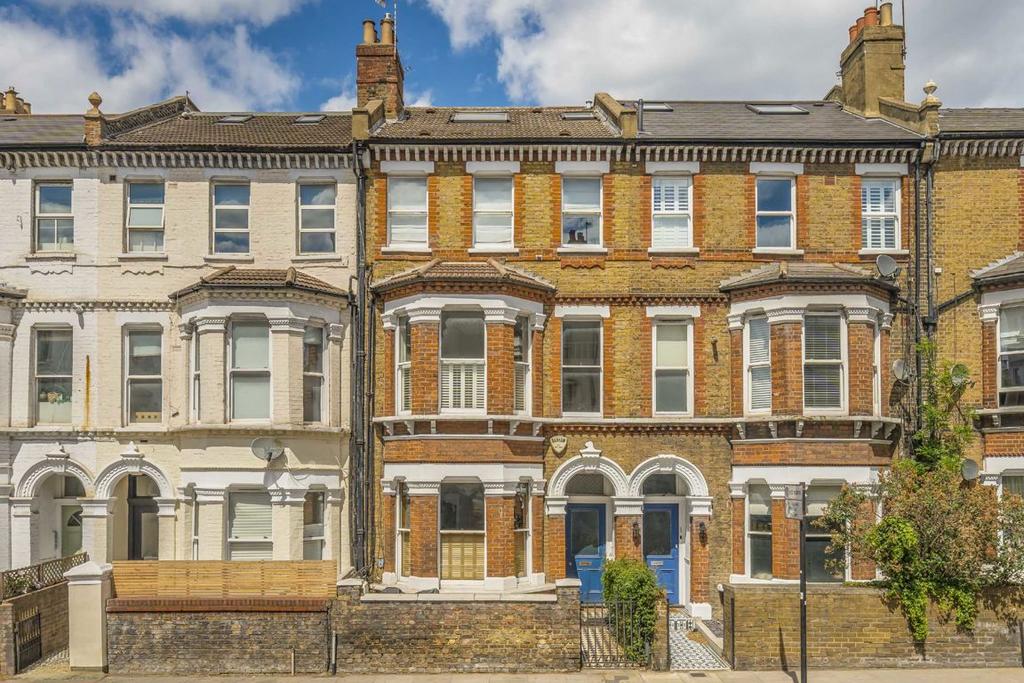 Battersea Rise, London SW11 2 bed flat to rent - £2,750 pcm (£635 pw)