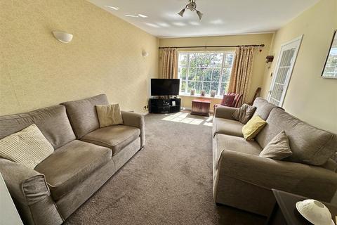 4 bedroom detached house for sale, Uplands Drive, Mirfield