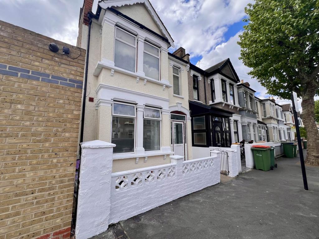 Lathom Road, East Ham, E6 2DX 4 bed terraced house to rent - £2,800 pcm ...