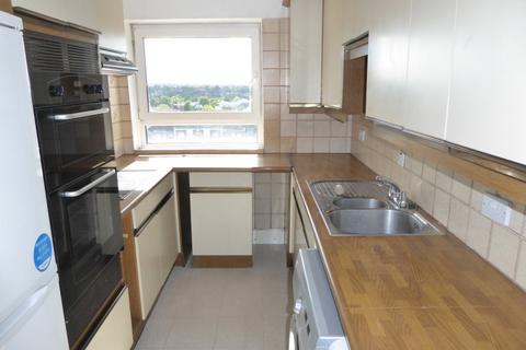 2 bedroom flat to rent, Clarendon Road, Wallington, SM6 8RW