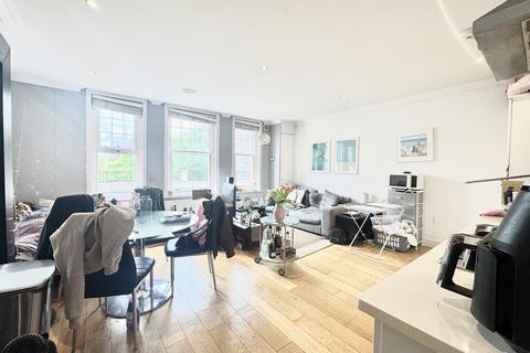 2 bedroom house share to rent, Balham High Road, London SW17