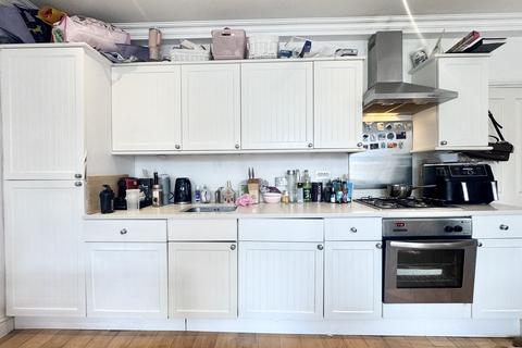 2 bedroom house share to rent, Balham High Road, London SW17