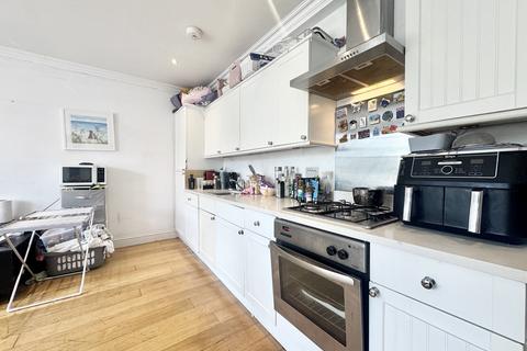 2 bedroom house share to rent, Balham High Road, London SW17